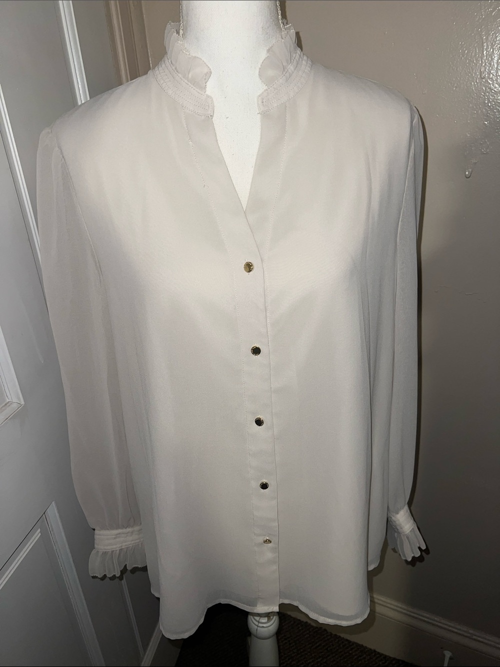Carmen Marc Valvo Cream Ruffled Collar Button-Front Blouse - Picture 1 of 4